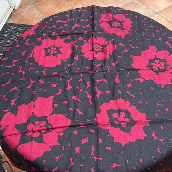 Elegant Black and Red Scarf - Picture 7 of 8